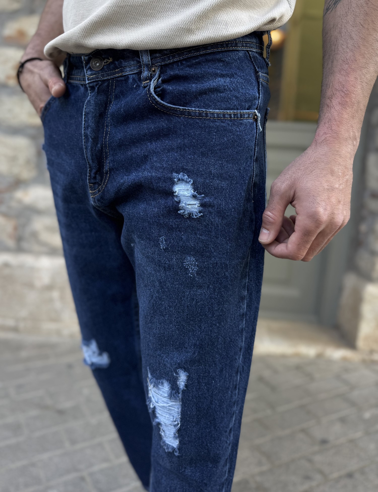 Ανδρικό σκούρο μπλε boyfriend τζιν πεντάτσεπο με σκισίματα 60236 φωτογραφία